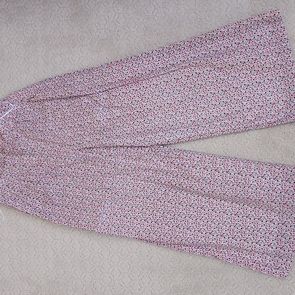 Kittenish floral pants.